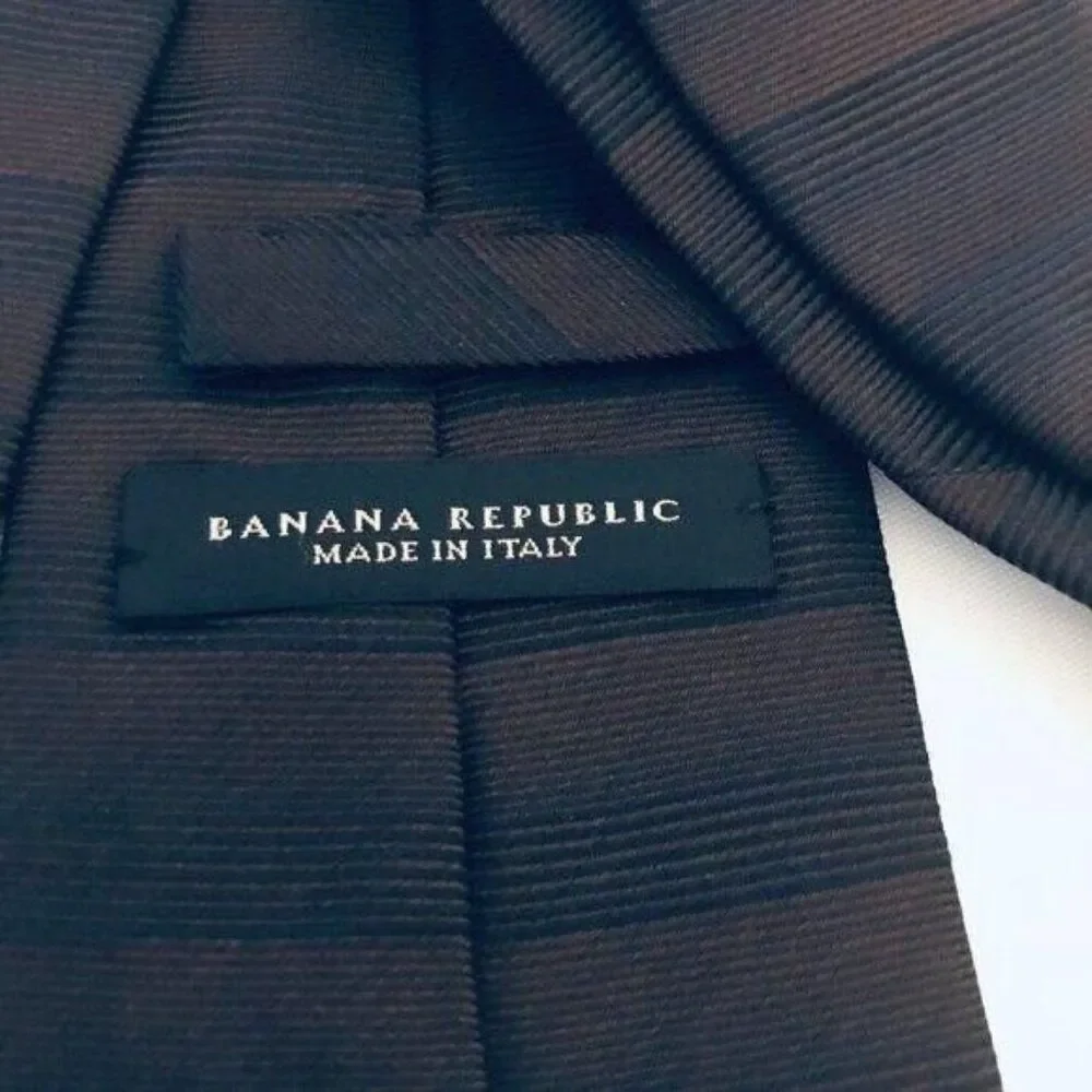 #9722 VTG BANANA REPUBLIC BROWN SILK NECKTIE 57X4